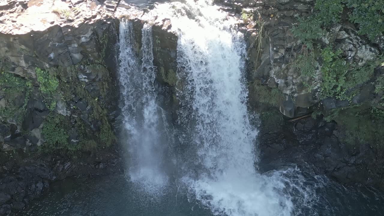 Mauritius - Ebene - Minissy Waterfall - orbit right global view of the waterfall