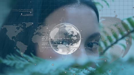 animación del mapa del mundo, el globo y el rostro de una mujer biracial