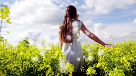 Pareja-Joven-Caminando-En-Un-Campo-De-Flores-Con-Efectos-De-Luz-En-Primer-Plano