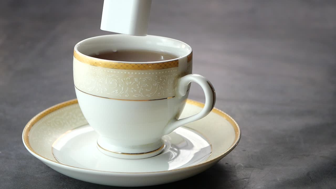 차 한 잔 에 설탕 을 첨가 하는 것