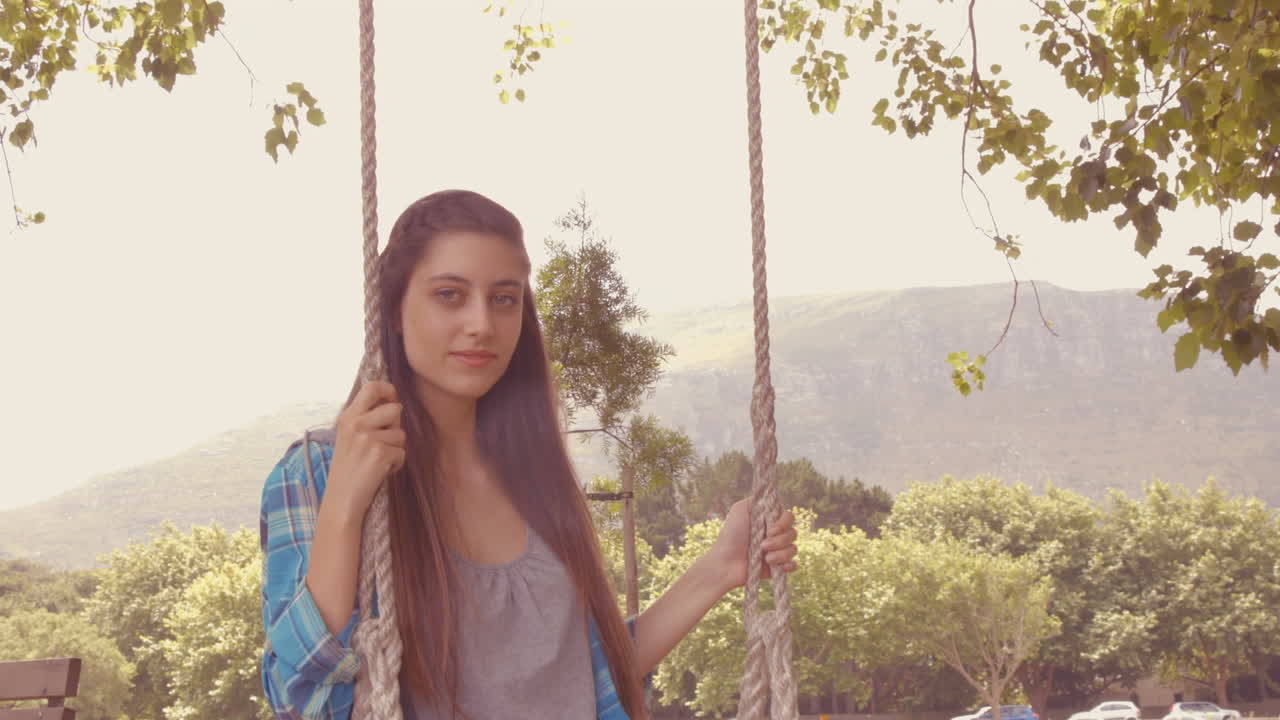 en formato de alta calidad mujer joven y bonita en swing