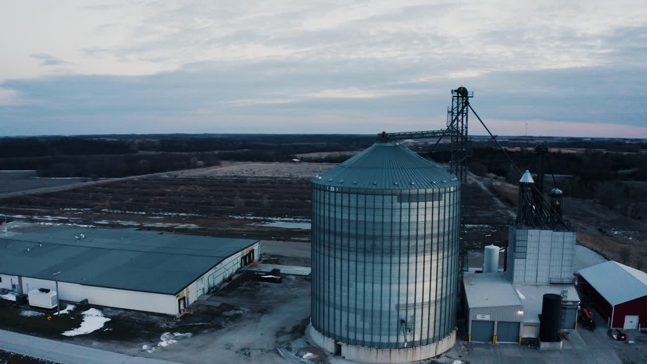 tomada de un dron en órbita de un gran silo de grano en el campo de iowa