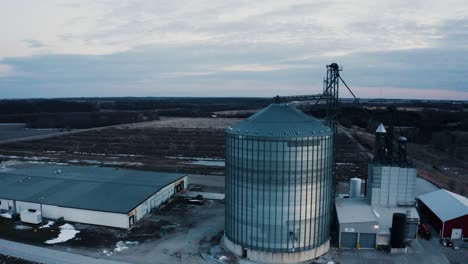 Drohnenaufnahme-Eines-Großen-Getreidesilos-Im-Ländlichen-Iowa