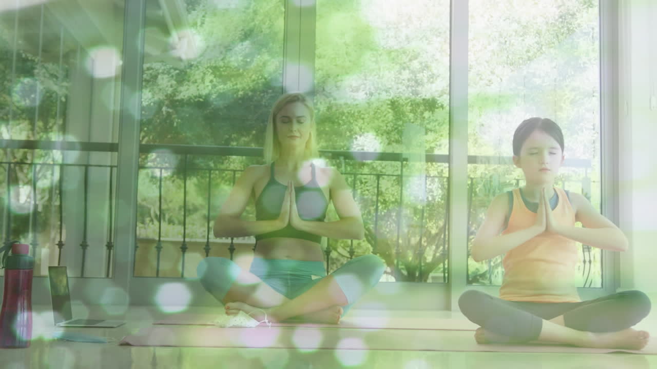 요가 를 하는 딸 과 함께 행복 한 백인 여자 에 대한 빛 의 반점 들 의 애니메이션