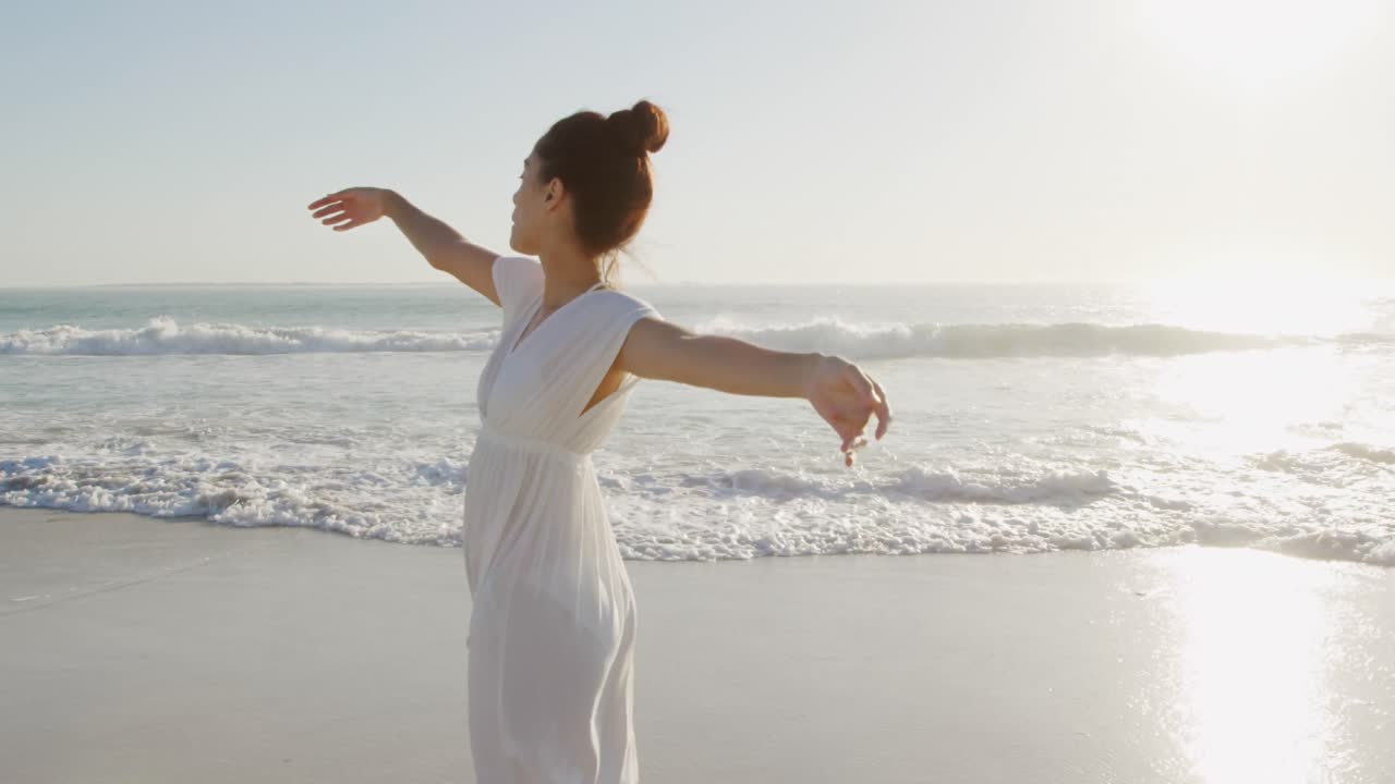 바 ⁇ 가에 있는 젊은 여자