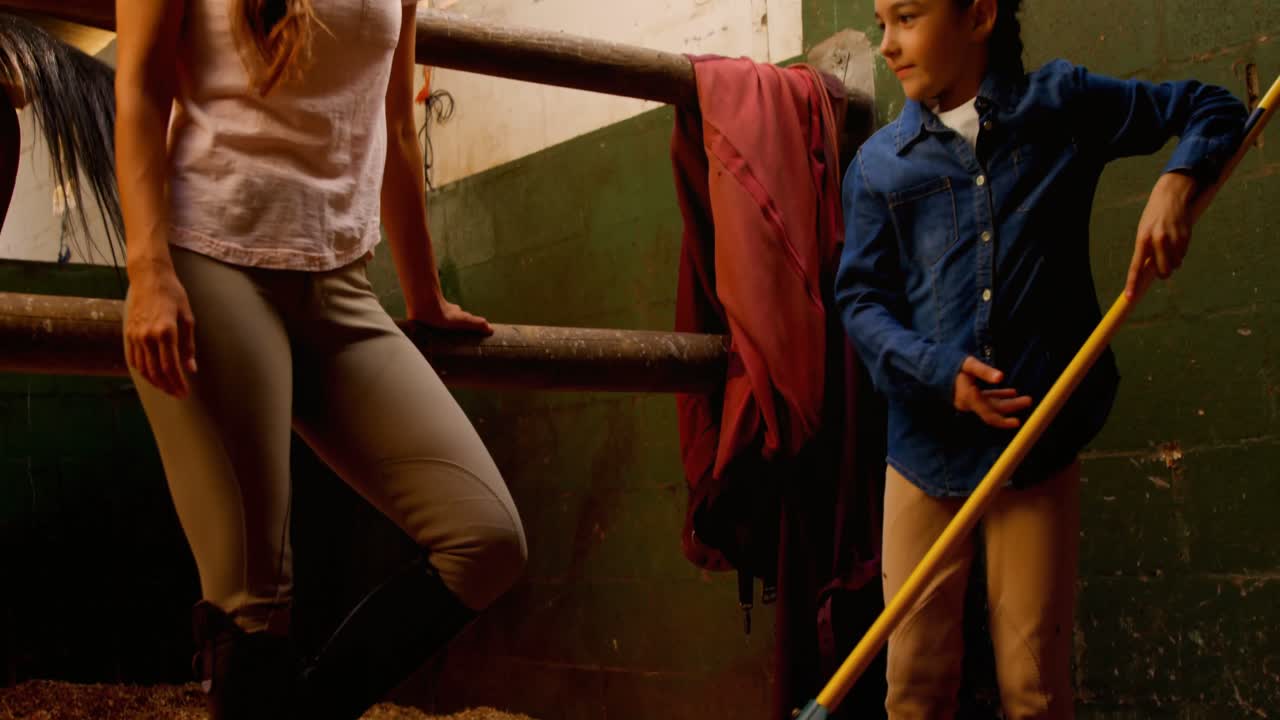 madre e hija dándose los cinco altos el uno al otro en 4k estable