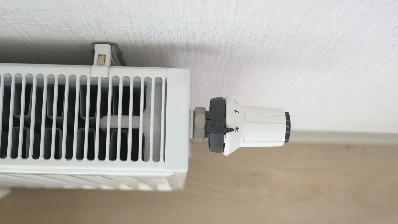 белый радиатор с термостатом