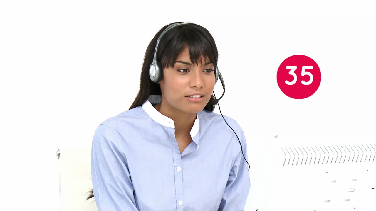 animación de números sobre mujer de negocios biracial usando auriculares de teléfono