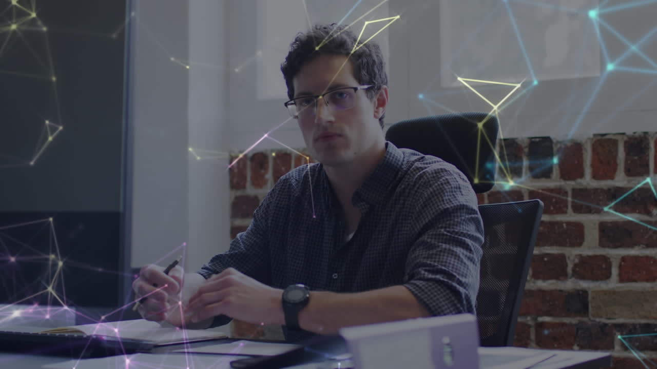 animación de la red de conexiones sobre el empresario que trabaja en la oficina