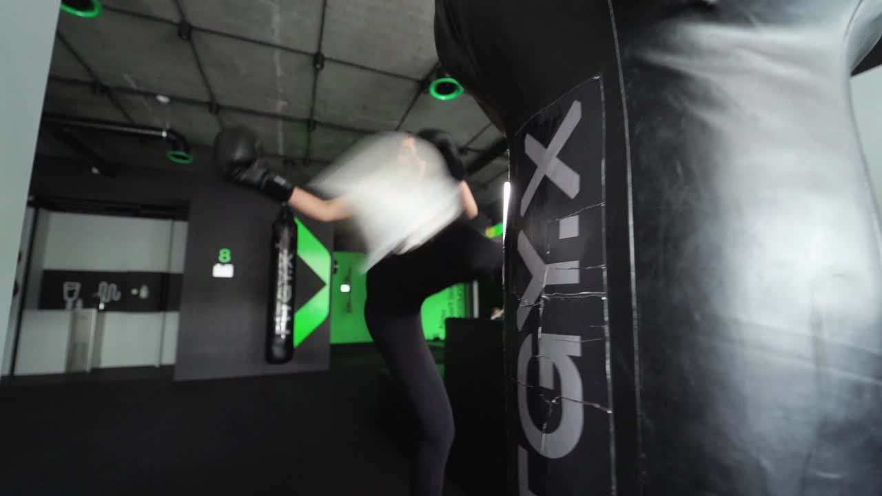 sesión de entrenamiento de boxeo femenino en el gimnasio