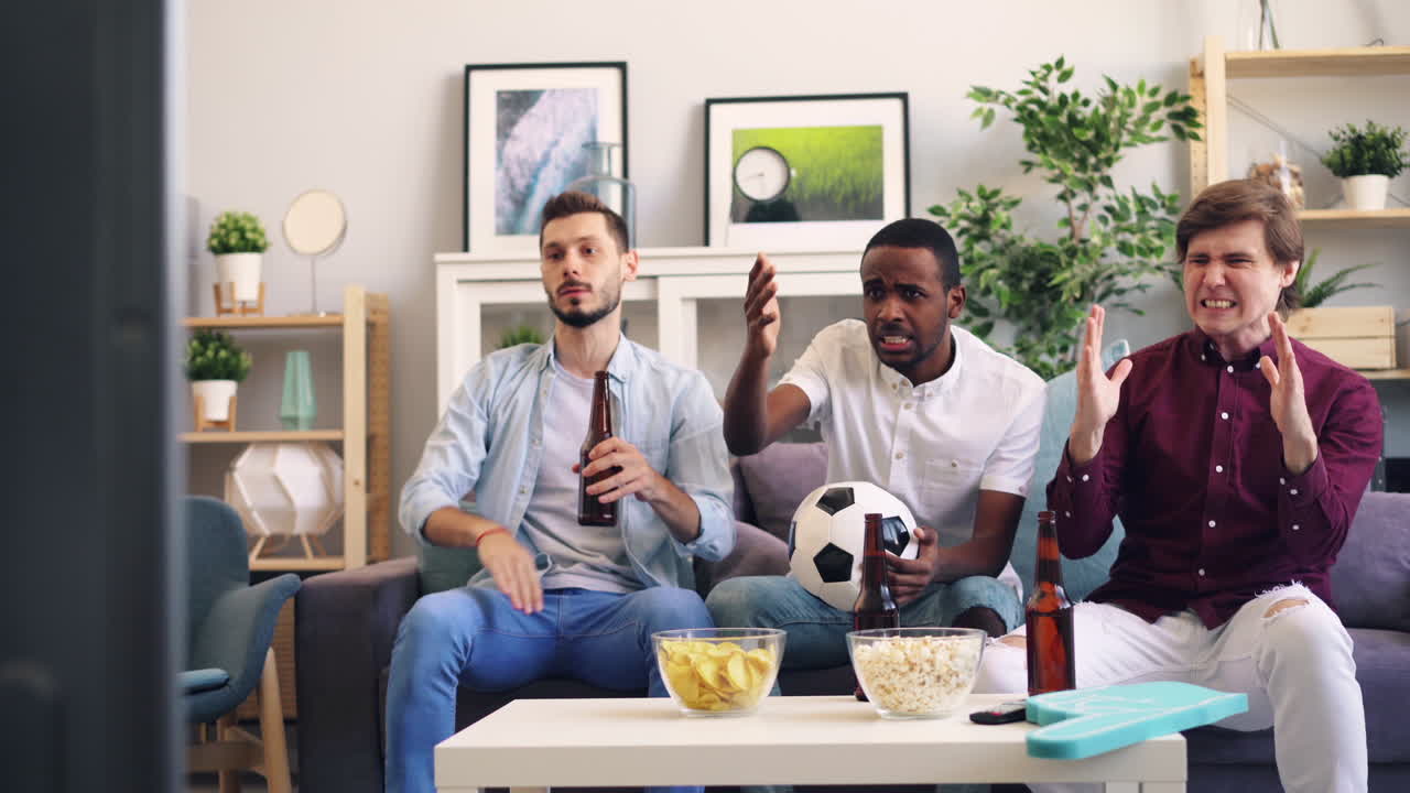 amigos viendo un partido de fútbol.