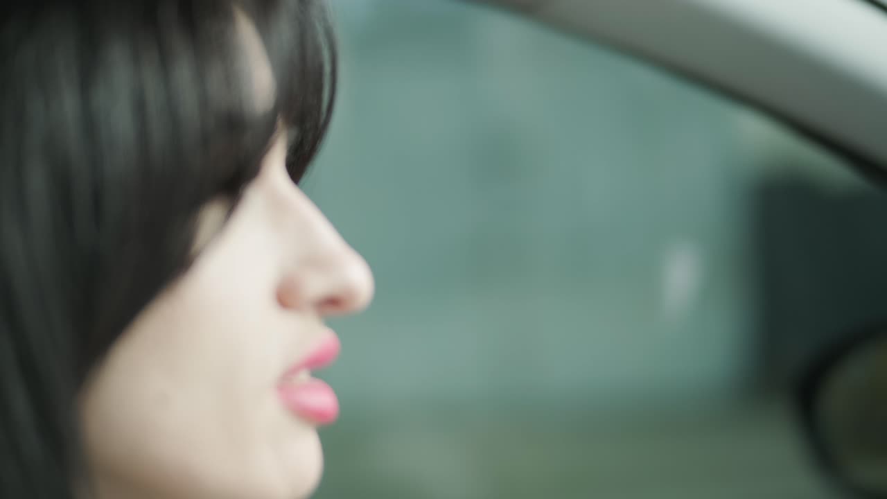 고급스러운 비즈니스 의상을 입고 현대적인 차량 인테리어에서 독립성과 전문성을 보여주는 자신감 넘치는 사업가 여성이 차를 운전하고 있습니다.