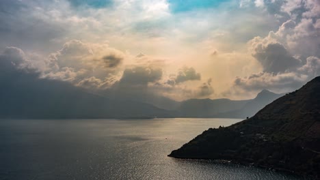 Hiperlapso-Aéreo-De-Drones-Durante-Una-Hermosa-Puesta-De-Sol-Nublada-En-El-Lago-De-Atitlán,-Guatemala