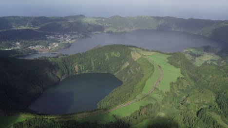 azoren aus der luft: santiago lagoon vista, sieben städte hintergrund, die schönheit von são miguel