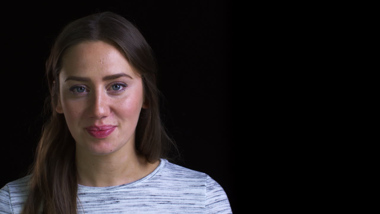 primer plano de una joven atractiva sonriendo fuera de la cámara