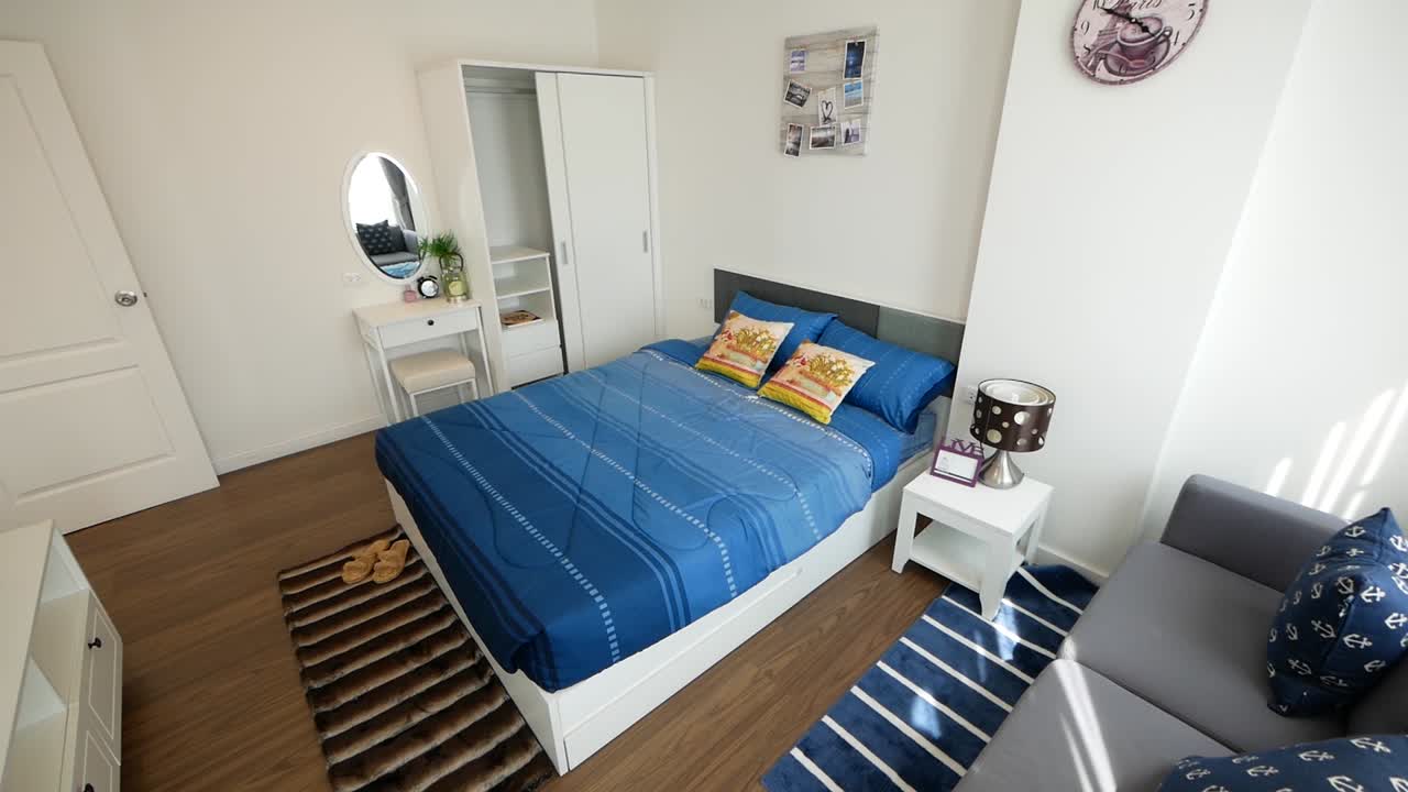 idea de decoración de dormitorio simple y elegante con sofá y tocador