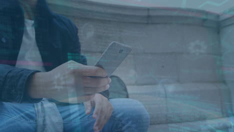 animación del procesamiento de datos sobre un hombre biracial usando un teléfono inteligente
