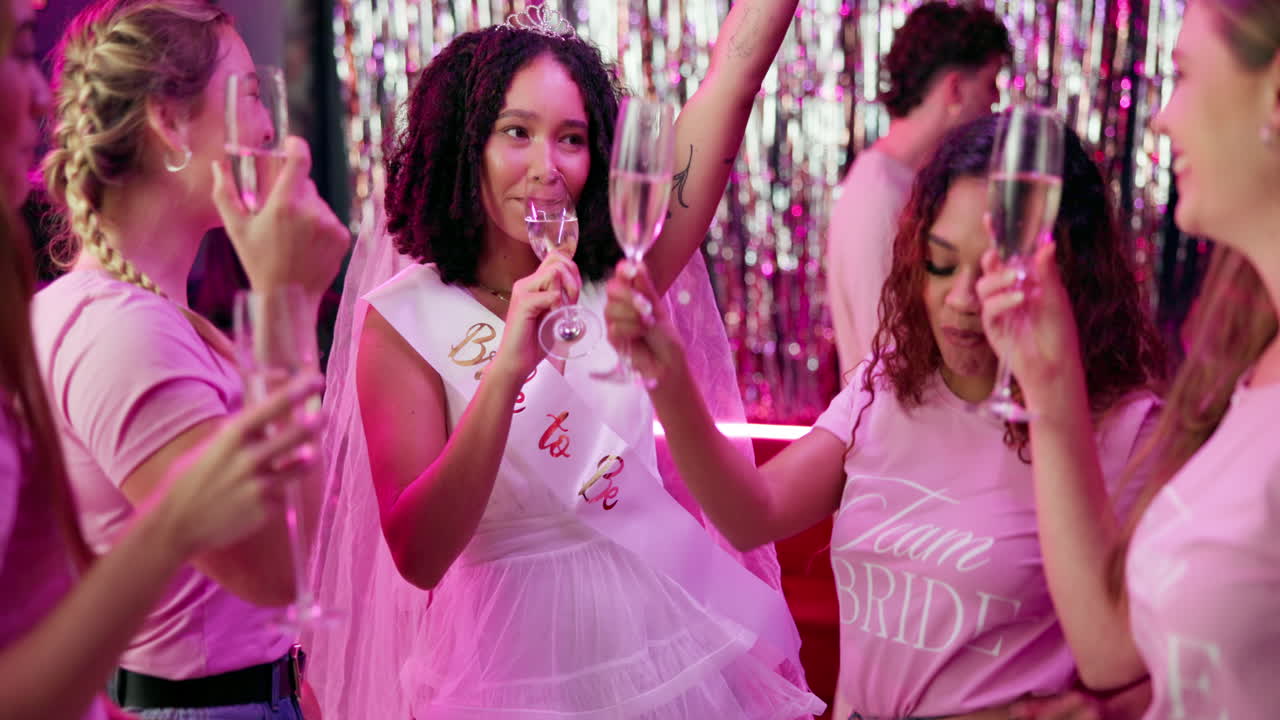 la novia y las damas de honor la celebración de la fiesta de gallinas