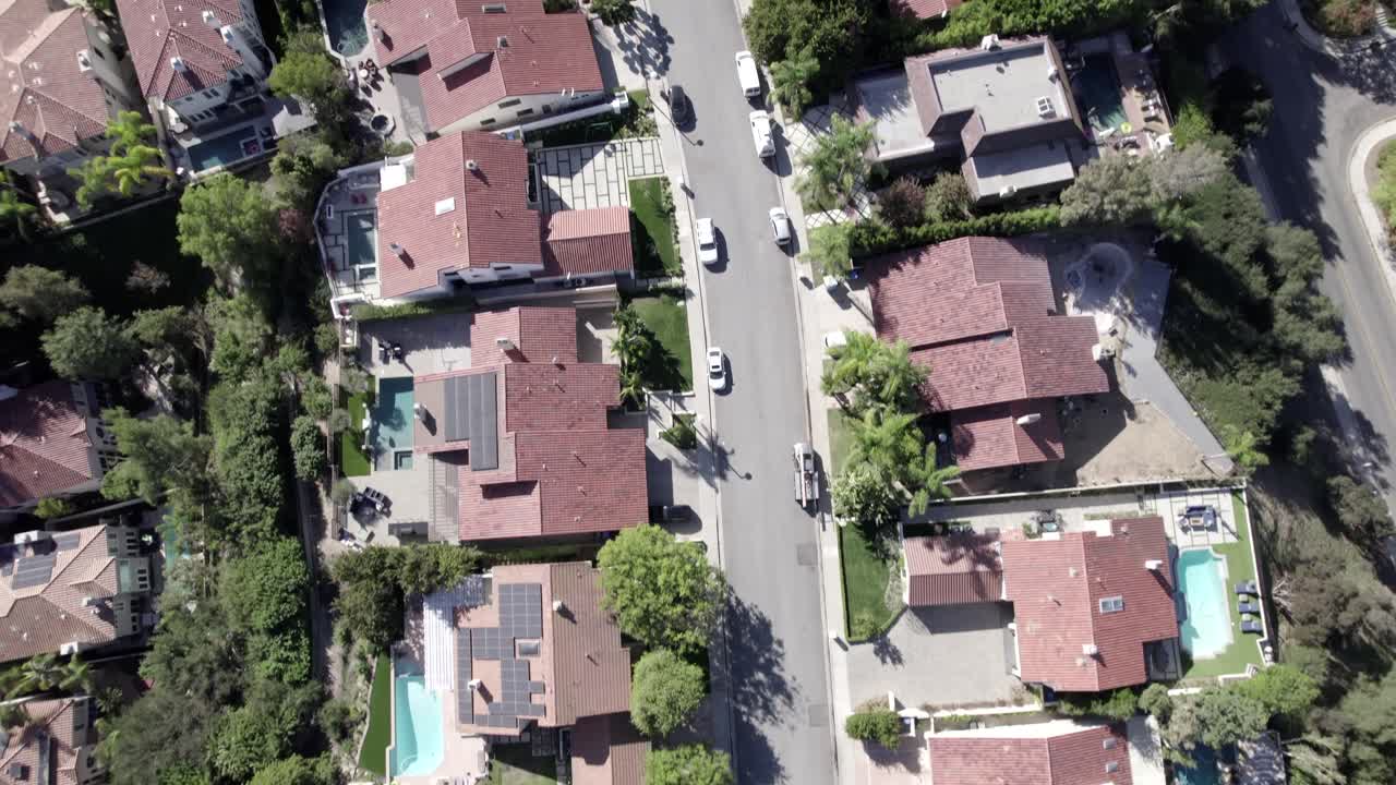 vista de pájaro cinematográfica del barrio de calabasas en los angeles california
