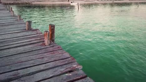 escena que revela una hermosa playa nubes rosadas en el cielo en la riviera maya, quintana roo, méxico