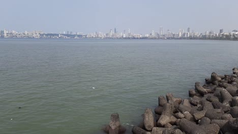 Vista-General-De-Una-Vista-Lateral-Del-Océano-Desierto-De-Marine-Drive,-Mumbai