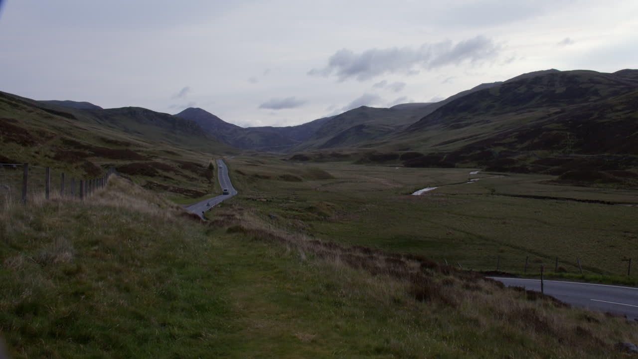 campo lunghissimo. Inquadratura dal basso verso l'alto della A93, la vecchia strada militare per Braemar a Glenshee