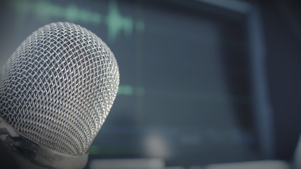 sesión de grabación de un programa de radio podcast con micrófono de metal profesional y grabación de ondas de audio en segundo plano