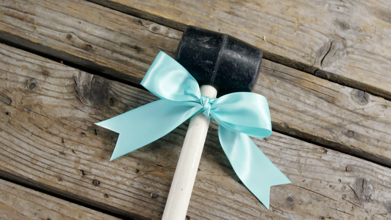 나무판 에 장식 된 망치