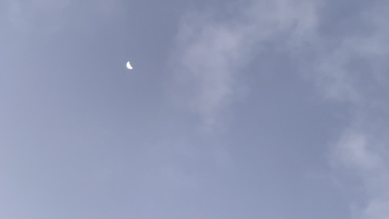 아침에 흐린 하늘에 달
