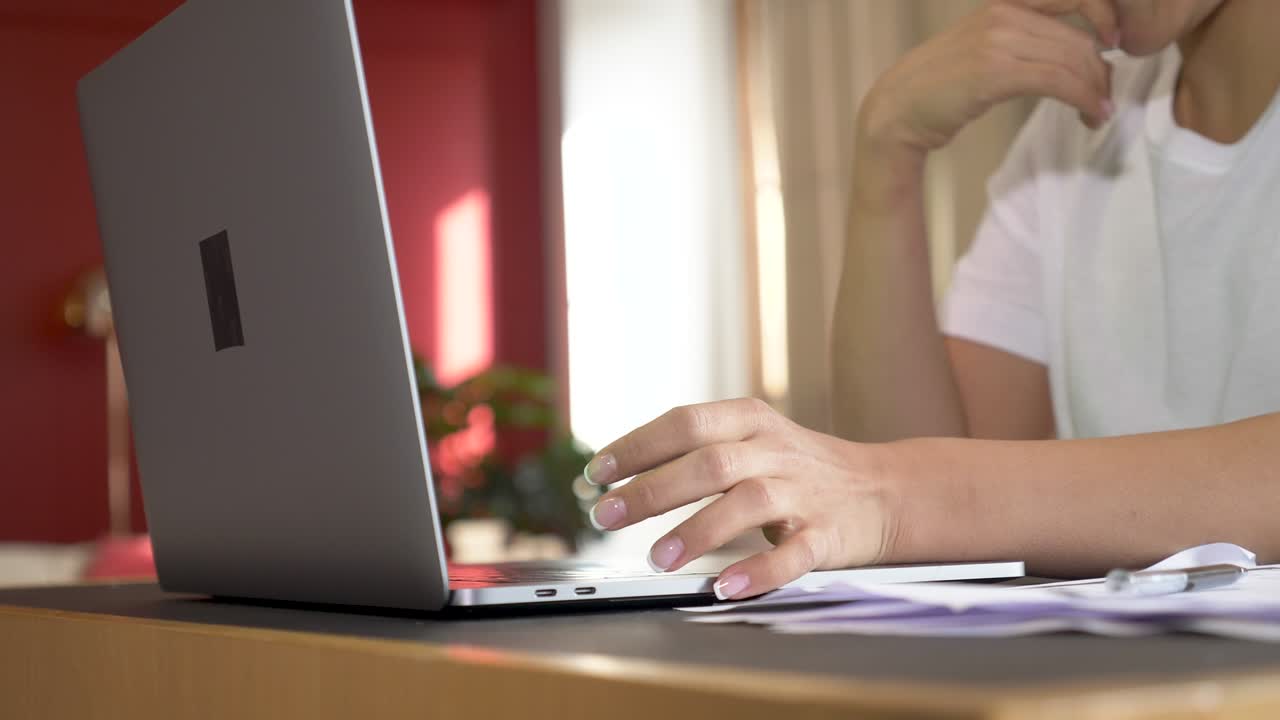 노트북 키보드에 타이핑을 사용하는 비즈니스 여성 전문 사용자 작업자의 여성 손은 온라인으로 작업하는 홈 오피스 책상에 앉아 있습니다.