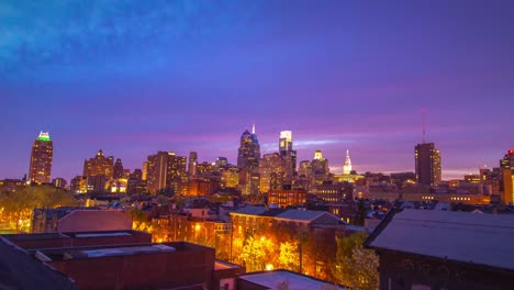 Timelapse-De-Día-A-Noche-Del-Horizonte-De-Filadelfia,-Desde-Lombard-St-En-El-Centro-De-La-Ciudad