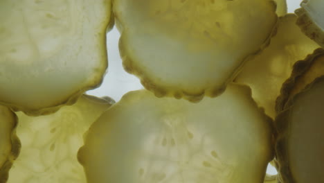 rebanadas de pepinillo en agua