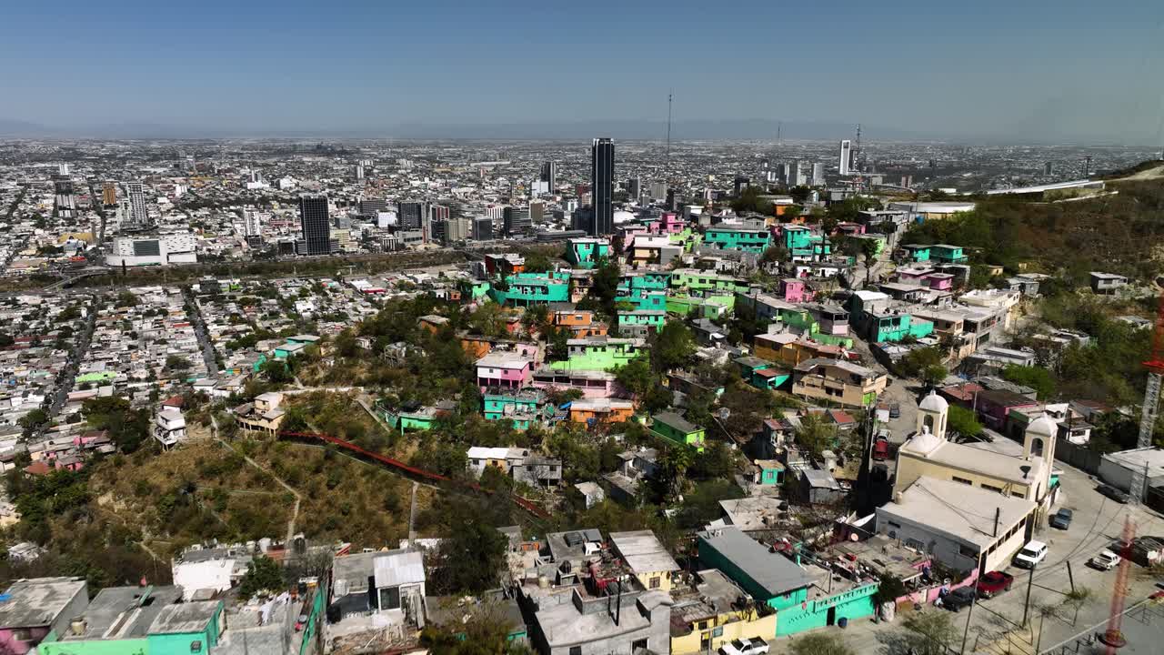 drone disparó sobre vibrantes casas de favelas en la cima de una colina en la soleada monterrey, méxico