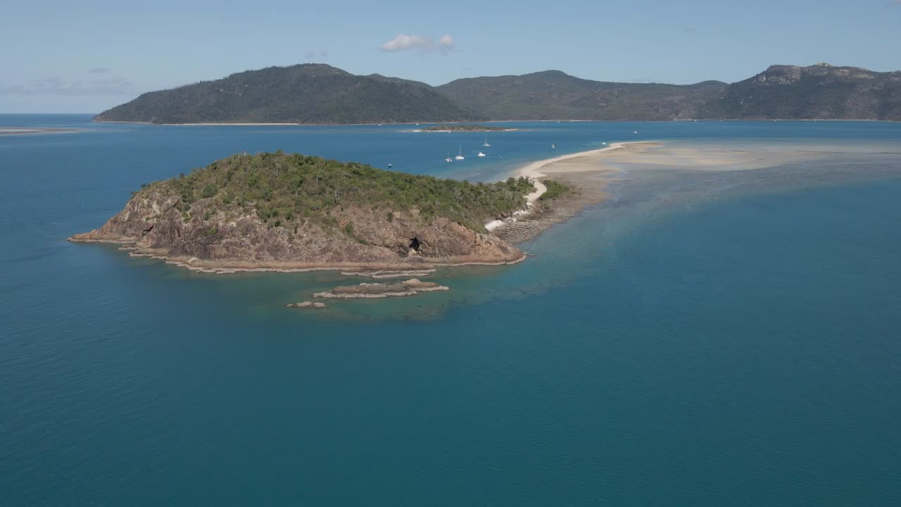 멀리 갈고리 섬이 있는 랭포드 섬 - 오스트레일리아 qld의 휘트선데이 섬
