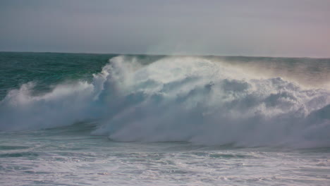 las olas de la tormenta rodando la superficie del océano haciendo espuma blanca.