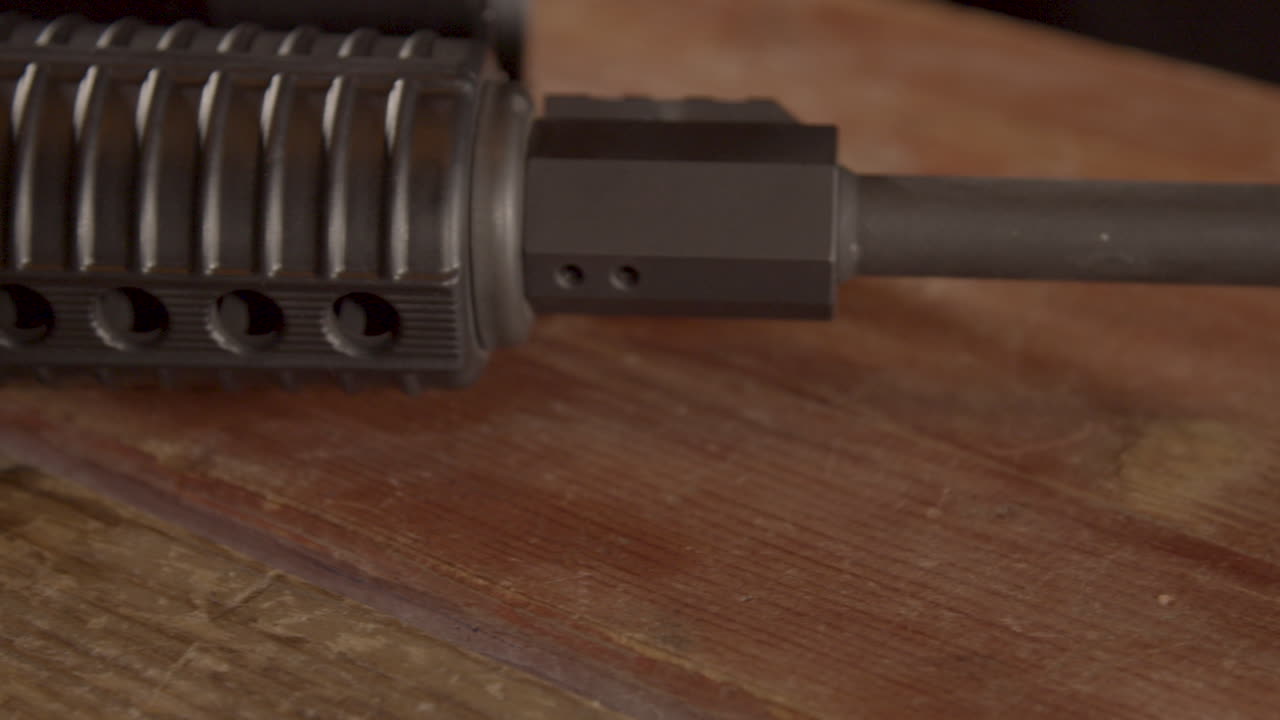 cierre la carretilla sobre el cañón ar-15 sobre una superficie de madera