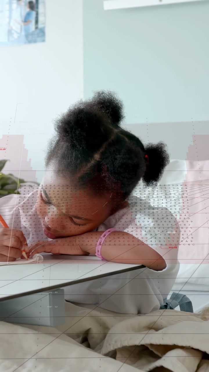 Video verticale: Ragazza che studia su un tavolino da letto, scrive con una matita arancione e inizia a creare grafici didattici.