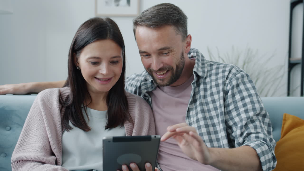 pareja que usa la tableta juntos