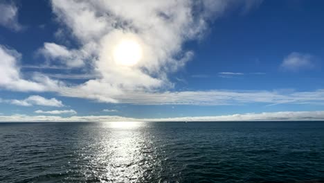hermoso hiperlapso de nubes blancas barriendo el horizonte del océano