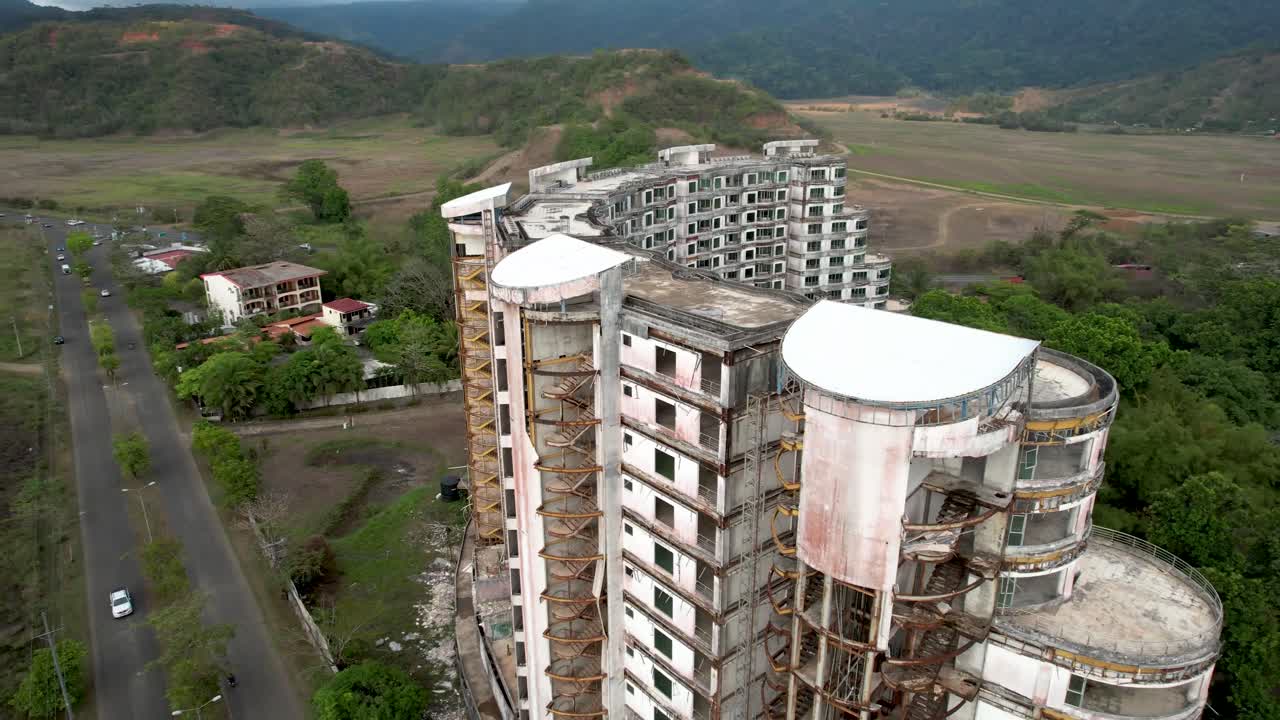 edificios en descomposición - complejo de condominios que ha sido abandonado en costa rica