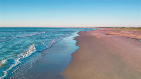 Atemberaubende-Gleitende-Aufnahme-Eines-Strandes-An-Der-Feuchten-Küste-Dänemarks