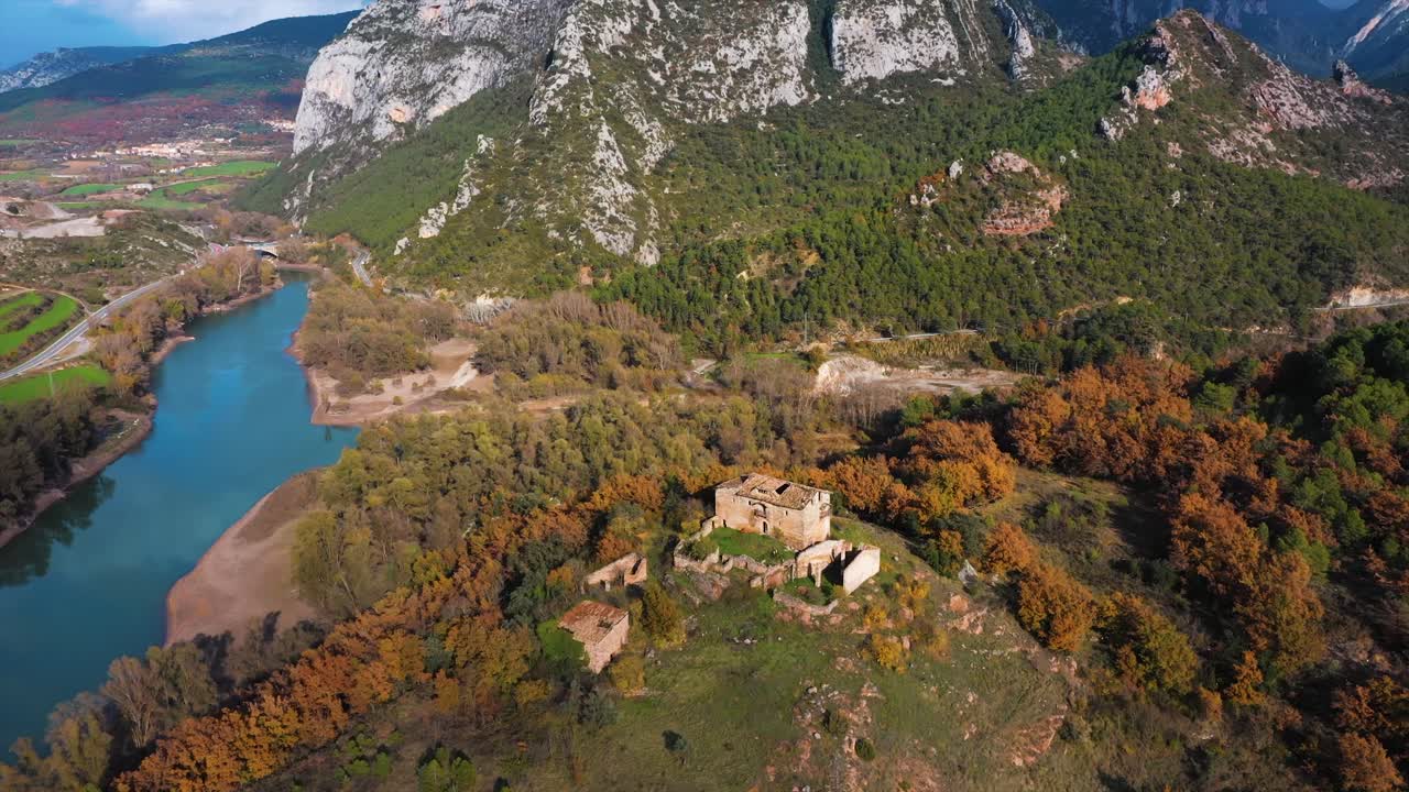 강으로 둘러싸인 아름다운 산에 있는 집