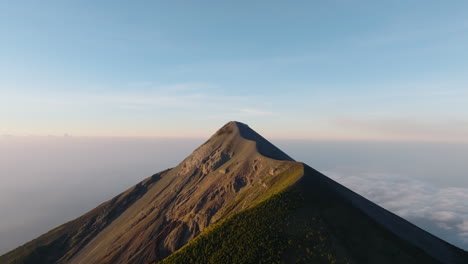 aero: vista panorámica del volcán activo fuego en guatemala durante el amanecer