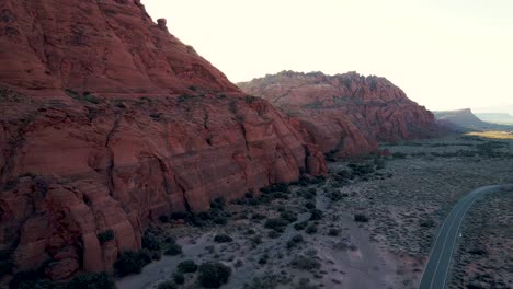 Eine-Drohnenaufnahme-Aus-Der-Luft,-Die-Die-Roten-Klippen-Des-Snow-Canyon-Zeigt---Utah,-Während-Des-Abends