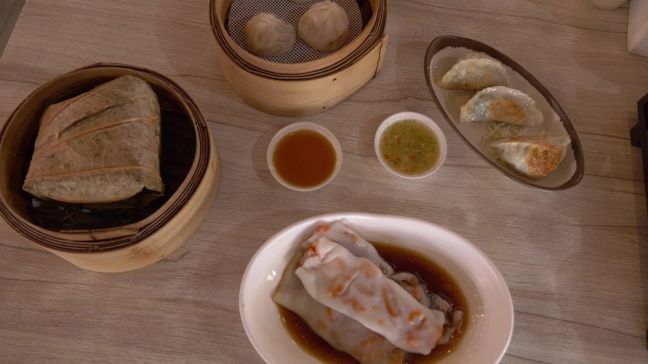 Berbagai Hidangan Dim Sum Disajikan dengan Saus Cocol di Meja Restoran Tuang Dim Sum di Bangkok, Thailand