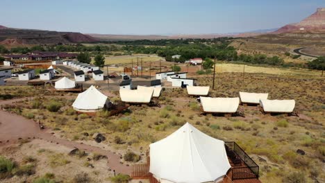 Carpas-De-Lona,-Vagones-Cubiertos-Y-Bungalows-Privados-De-Lujo-En-El-Resort-De-Flores-Silvestres-De-Zion-En-El-Parque-Nacional-De-Zion,-Utah