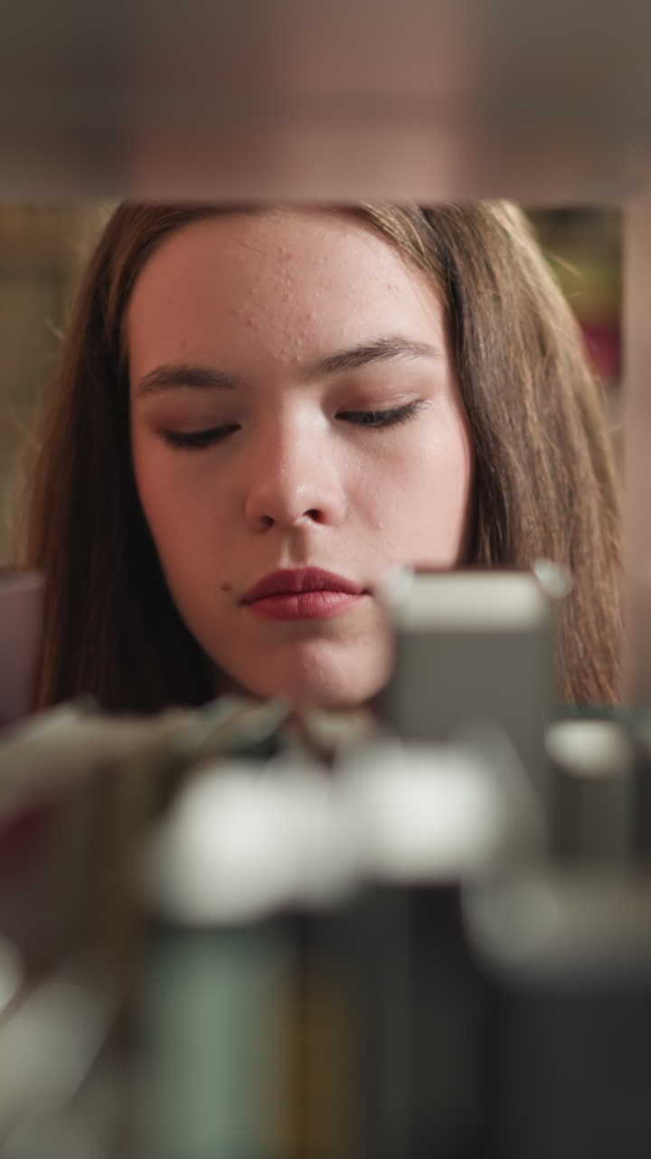 una mujer escanea una estantería en busca de libros. una lectora busca literatura emocionante en la estantería de la biblioteca de la universidad. una mujer en el almacén de libros