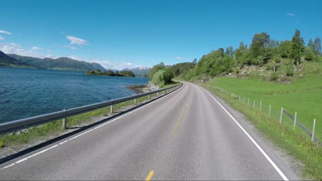 conducir un coche en una carretera en noruega