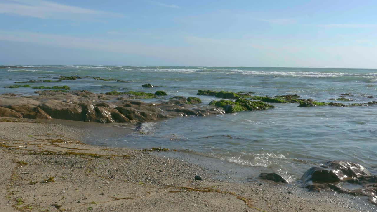 Pequeñas olas rompiendo en la playa