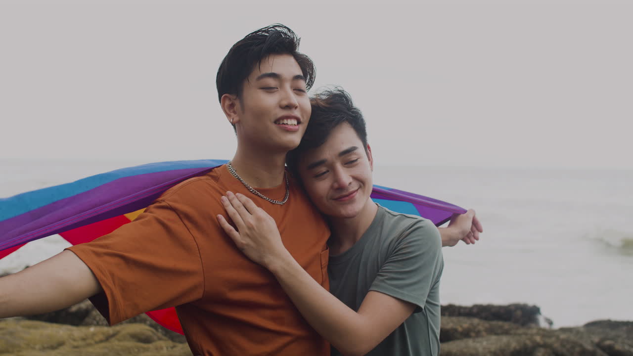 무지개 발 을 들고 있는 부부